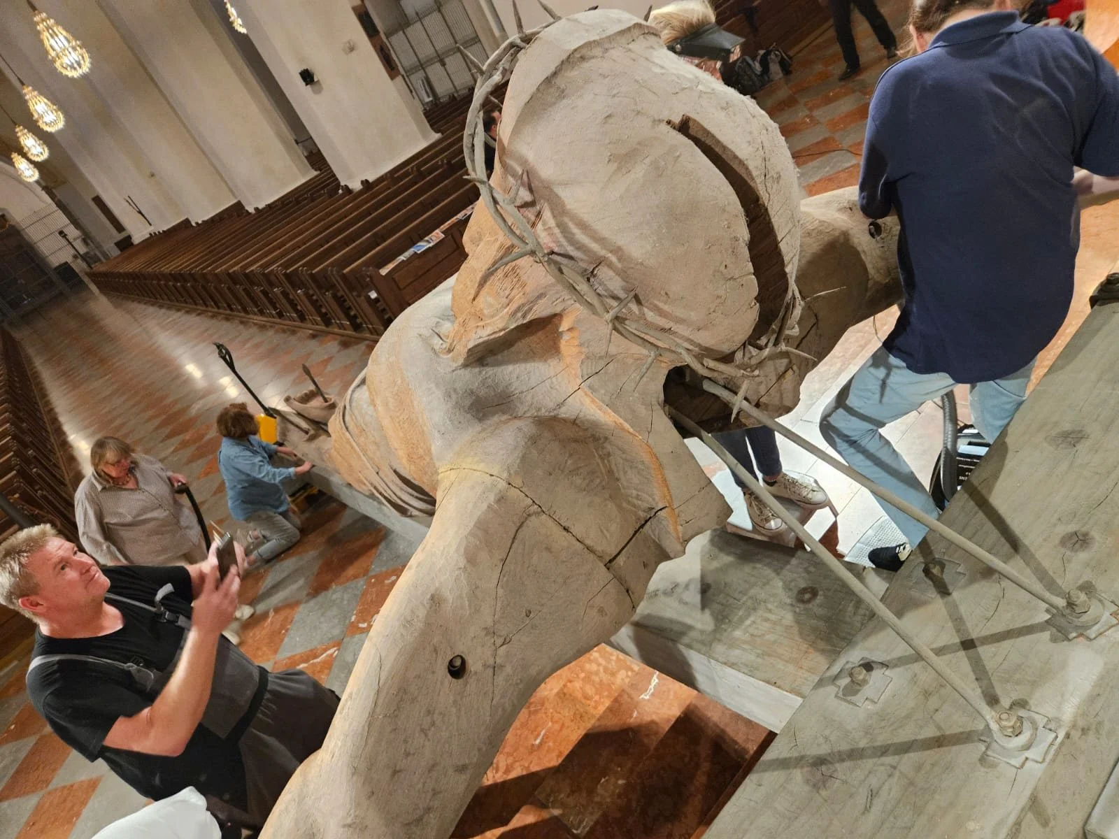 Aufrichten des Korpus im Dom.