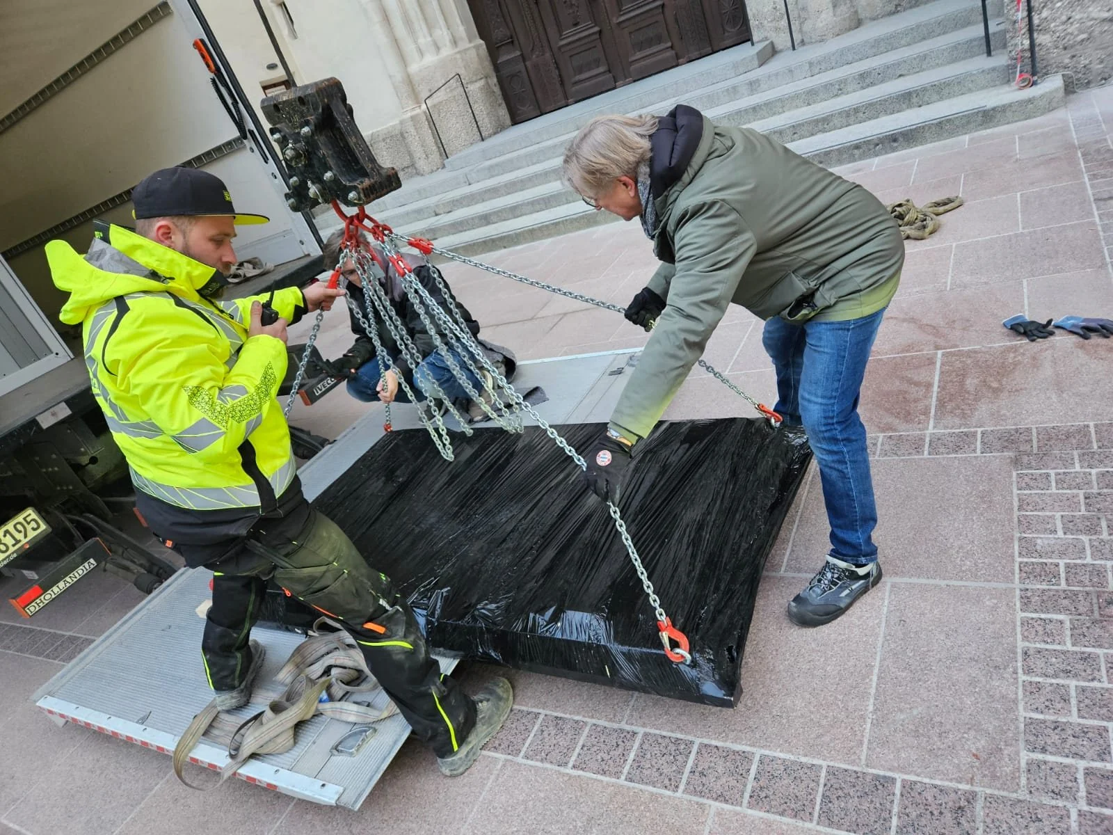 Auspacken des Kruzifixes auf dem Frauenplatz.