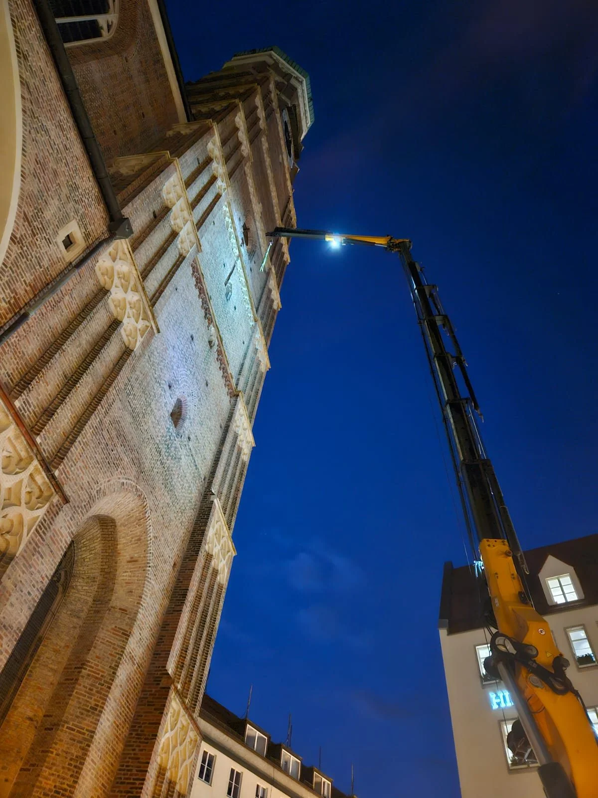 Nachtarbeit am Turm.