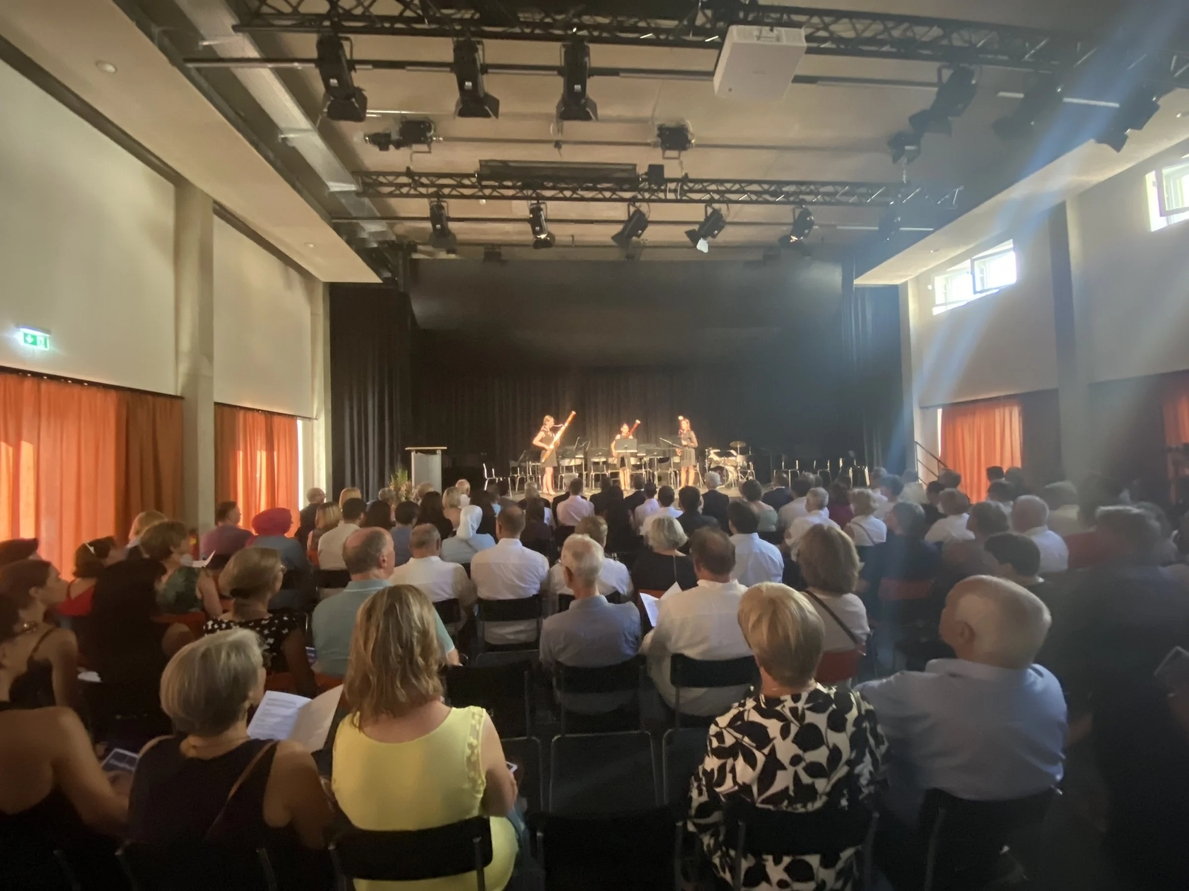 Konzertbetrieb mit Orchester auf Bühne und Vorbühne.